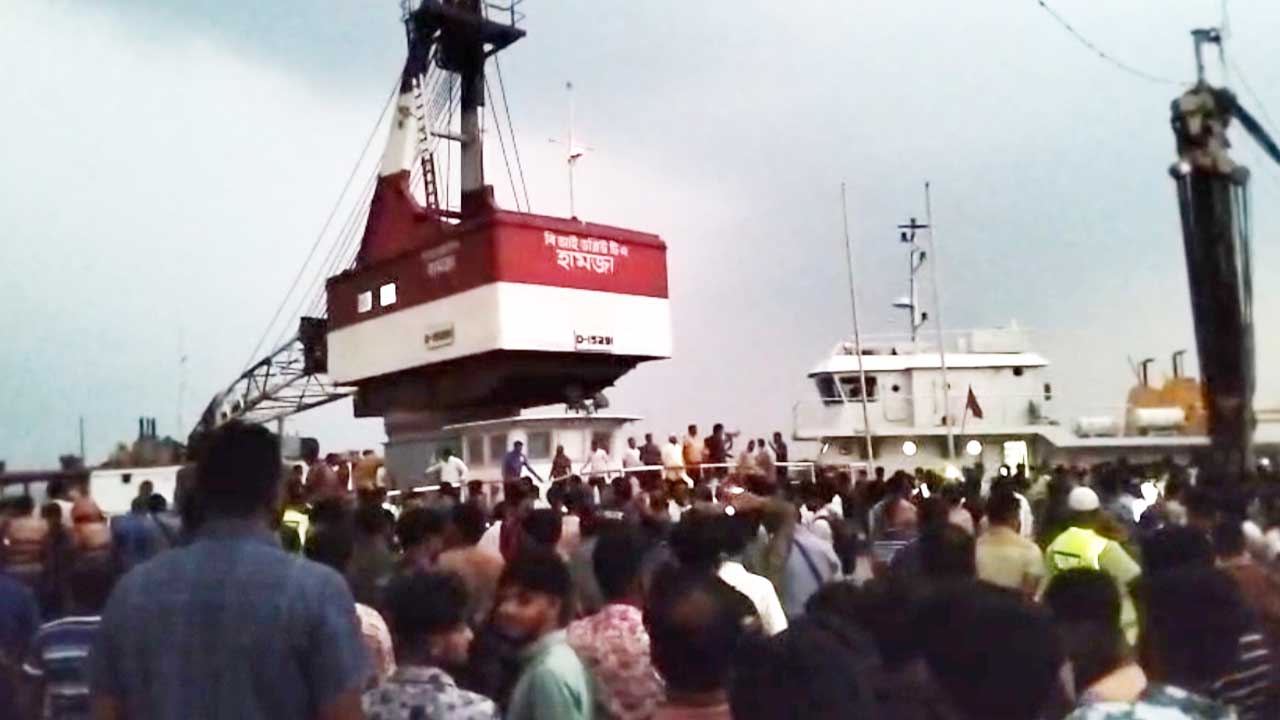 ফেরিতে উঠতে গিয়ে বাস নদীতে, নিহত ৪