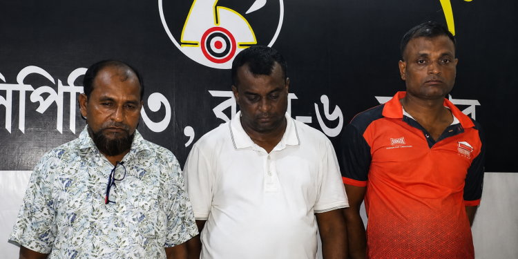 যশোরে র্যাবের অভিযানে আন্তদেশীয় মাদক কারবারী চক্রের তিন সদস্য গ্রেপ্তার
